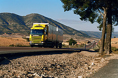 обои SCANIA R124 LB 6x2 движется по дороге в Испании