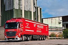 красный Mercedes-Benz ACTROS