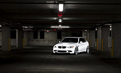 обои BMW M3 в подземном паркинге