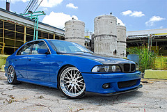 обои синяя BMW 5