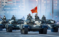 обои Т-72 со знаменем