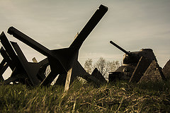 обои противотанковые ежи и Т-34