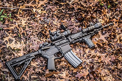 обои AR-15 лжеит на листве