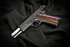 обои разряженный colt M1911