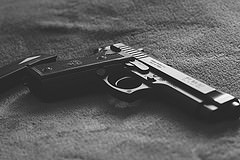 обои черно-белое фото пистолета