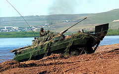 обои БМП-2 выезжает из реки