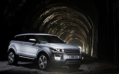 обои Range Rover в тоннеле