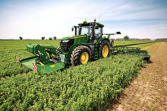 обои John Deere 7R собирает урожай