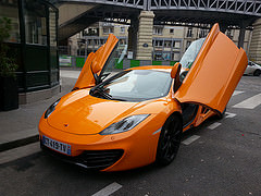 обои оранжевый McLaren MP4-12c