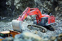 HITACHI ZX670LC