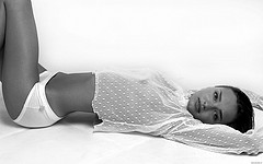 обои Miranda Kerr в сетчатой кофточке