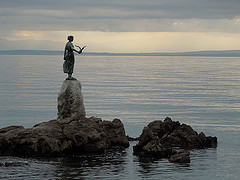 Статуя, скала, море