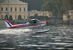 Cessna 172N Skyhawk II взлетает с воды