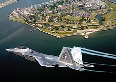 обои F-22, полет, побережье