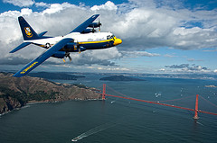 обои C-130 Hercules на фоне Золотых ворот