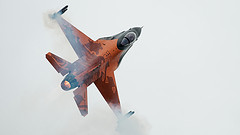 обои Оранжевый F-16