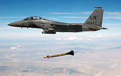 обои f-15 сбрасывает бомбу