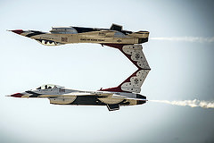 обои F-16 пилотажной группы