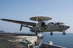 обои E-2C Hawkeye взлетает с авианосца