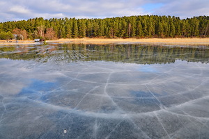 Замерзшая водная гладь