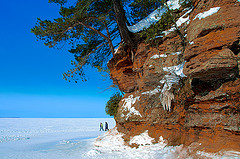 Красная скала, деревья, снег
