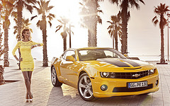 обои девушка у Chevrolet Camaro