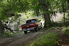 обои CHEVROLET Silverado LTZ в лесу