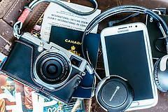 Фотоаппарат, телефон, паспорт